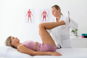Uma jovem mulher em roupas esportivas se exercitando durante uma sessão de fisioterapia pélvica
